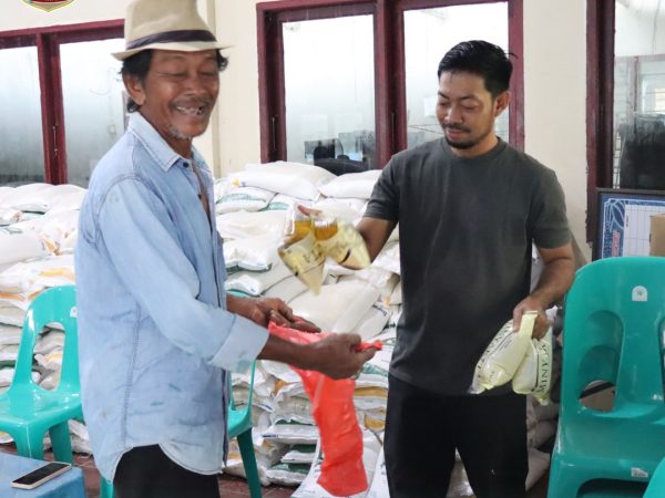 TRANSPARANSI DI SETIAP KARUNG : PEMERINTAH DESA PANAIKANG PASTIKAN 184 KPM BANTUAN PANGAN TEPAT SASARAN